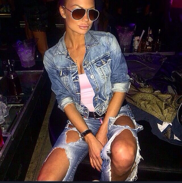 🌸 Со мной ты окунешься в мир страсти и наслаждения. Я нежная и опытная, всегда готова предложить тебе незабываемое время. 💋 Мои услуги включают классический секс, оральные ласки, массаж и многое другое. Я умею создать атмосферу истинного удовольствия! 🌟 Мои фото настоящие, и отзывы моих клиентов говорят о моем профессионализме и отличном сервисе. Жду тебя в Москве, чтобы сделать наше свидание незабываемым! 💫 Евгения